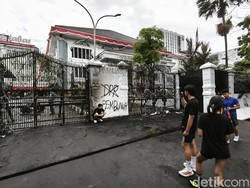 Sisa Kericuhan DPRD Jabar Jadi Tontonan Warga di Jalan Diponegoro