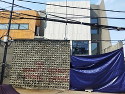 Rumah Ahmad Sahroni Ditutup Terpal Usai Penjarahan