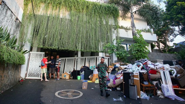 Massa Geruduk Rumah Menkeu Sri Mulyani Massa mengeruduk rumah Menkeu Sri Mulyani di Jalan Mandar, Bintaro Sektor 3, Tangerang Selatan, pada Minggu (31/8) awal hari.