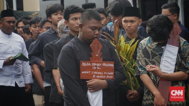 Mahasiswa Ilmu Komunikasi Universitas Amikom Yogyakarta, Rheza Sendy Pratama meninggal dunia usai sempat ikut demo dan kena gas air mata.