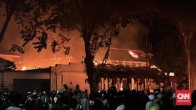 Polisi Dalami Pria Jaket Ojol Diduga Pembakar Gedung Grahadi