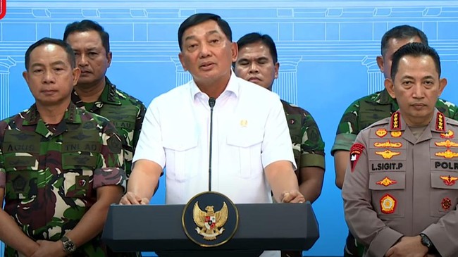 Prabowo Perintah Polri-TNI Tindak Tegas Pelanggar Hukum dan Penjarah Menhan Sjafrie menegaskan Prabowo perintahkan Kapolri dan Panglima TNI bertindak tegas terhadap pelanggaran hukum, termasuk penjarahan.