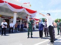 Gubernur Khofifah Tinjau Sisa Kebakaran Gedung Negara Grahadi