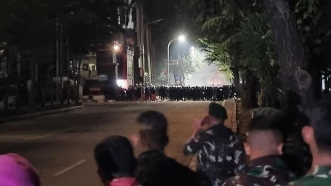Massa Masih Bertahan, Aparat Minta Kawasan Mako Brimob Kwitang Steril Situasi di sekitar Mako Brimob Kwitang, Jakarta Pusat pada Sabtu (30/8) malam, massa aksi masih bertahan meski sudah ada instruksi dari aparat untuk steril.