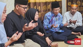 Menag Kunjungi Keluarga Staf DPRD Makassar Korban Kebakaran saat Demo