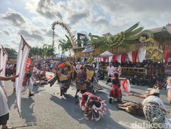 Ribuan Warga Padati Parade HUT Kota Negara, Tampilkan 1.800 Seniman