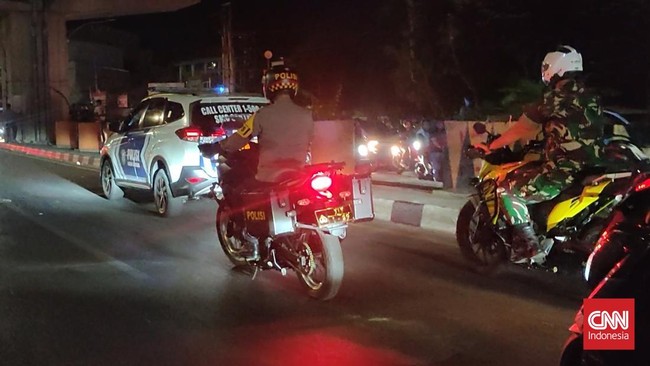 Polrestabes Makassar bersama Kodim 1408/BS menggelar patroli berskala besar di beberapa titik usai demonstrasi Jumat (29/8).