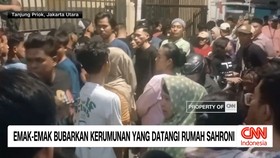 VIDEO: Emak-emak Bubarkan Kerumunan Yang Datangi Rumah Sahroni