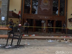 Polisi Lakukan Olah TKP Pasca Kerusuhan-Penjarahan Gedung DPR Cirebon
