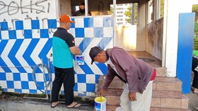 Ojol dan Warga Bersihkan Pos Polisi yang Terimbas Aksi di Surabaya