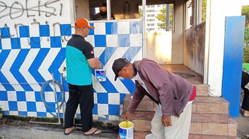 Ojol dan Warga Bersihkan Pos Polisi yang Terimbas Aksi di Surabaya