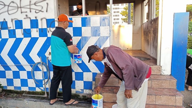 Sebanyak 3 pos yang dibersihkan pada Sabtu (30/8) antara lain Pos Lantas Taman Pelangi, Taman Bungkul, dan Wonokromo atau sisi timur KBS.