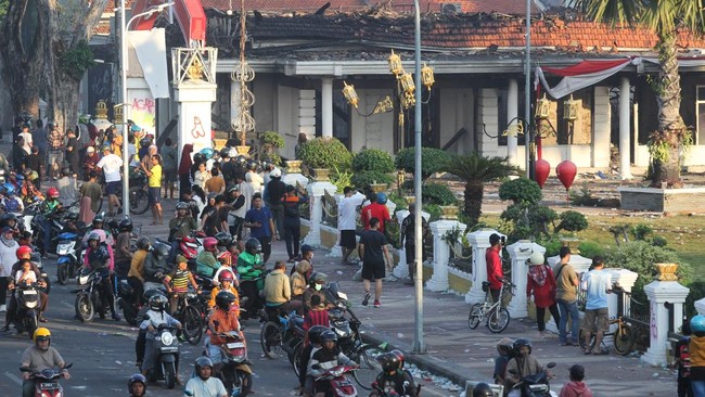 Wakil Gubernur Jawa Timur Emil Elestianto Dardak mengatakan anak-anak rentan diperalat bahkan ditumbalkan orang yang tidak bertangung jawab di balik kerusuhan.