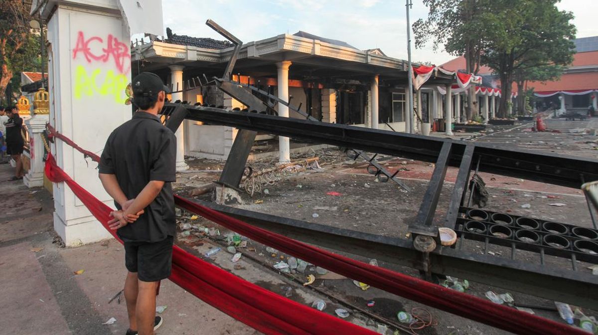 FOTO: Surabaya dan Kediri Berbenah usai Situasi Panas Sabtu Malam