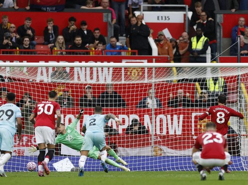 FOTO: Penalti Bruno Fernandes Kali Ini Masuk, MU pun Menang