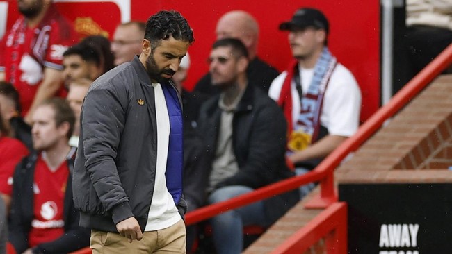 Ruben Amorim tidak melihat eksekusi penalti Bruno Fernandes pada menit-menit akhir laga melawan Burnley di Stadion Old Trafford, Sabtu (30/8).