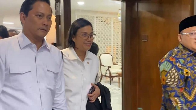 Isu Mundur, Sri Mulyani Diklaim Ikut Rapat dengan Prabowo di Istana Sri Mulyani diklaim hadir di rapat kabinet Prabowo yang digelar di Istana, Minggu (31/8). Sebelumnya muncul isu Menkeu mundur usai penjarahan.