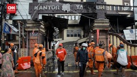VIDEO: Ribuan Petugas Bersihkan Jakarta usai Demo Besar