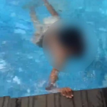 Warga Ini Numpang Renang Saat Massa Jarah Rumah Ahmad Sahroni
