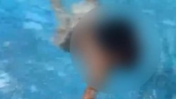 Warga Ini Numpang Renang Saat Massa Jarah Rumah Ahmad Sahroni