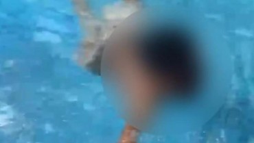 img-title Warga Ini Numpang Renang Saat Massa Jarah Rumah Ahmad Sahroni