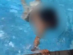 Warga Ini Numpang Renang Saat Massa Jarah Rumah Ahmad Sahroni