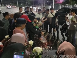 Warga Tabur Bunga-Doa Bersama di Lokasi Affan Kurniawan Tewas Dilindas