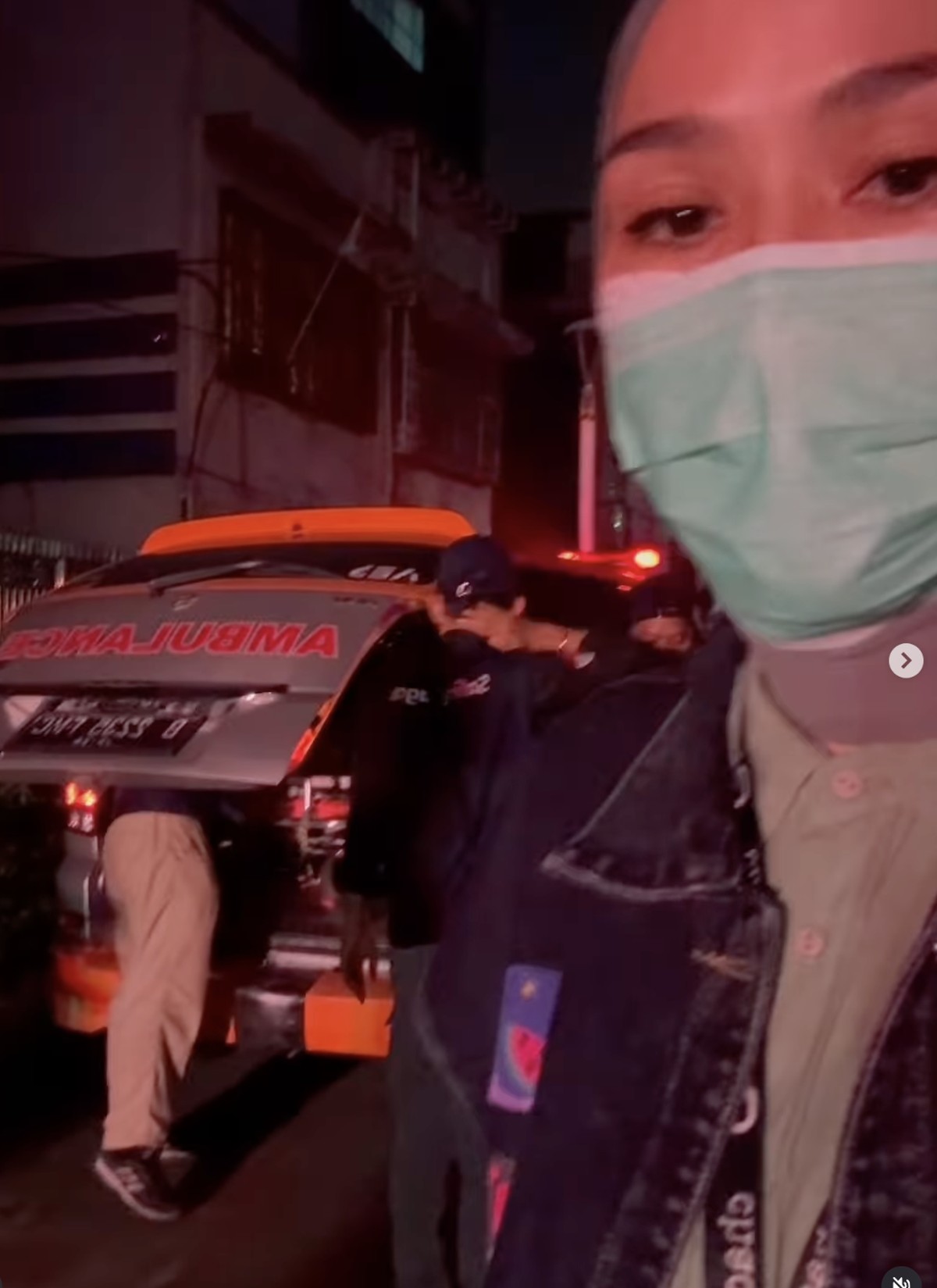 Zaskia Adya Mecca menjadi relawan medis saat aksi massa di Kwitang&comma; Jakarta Pusat&comma; Sabtu &lpar;20&sol;8&sol;2025&rpar; malam&period;