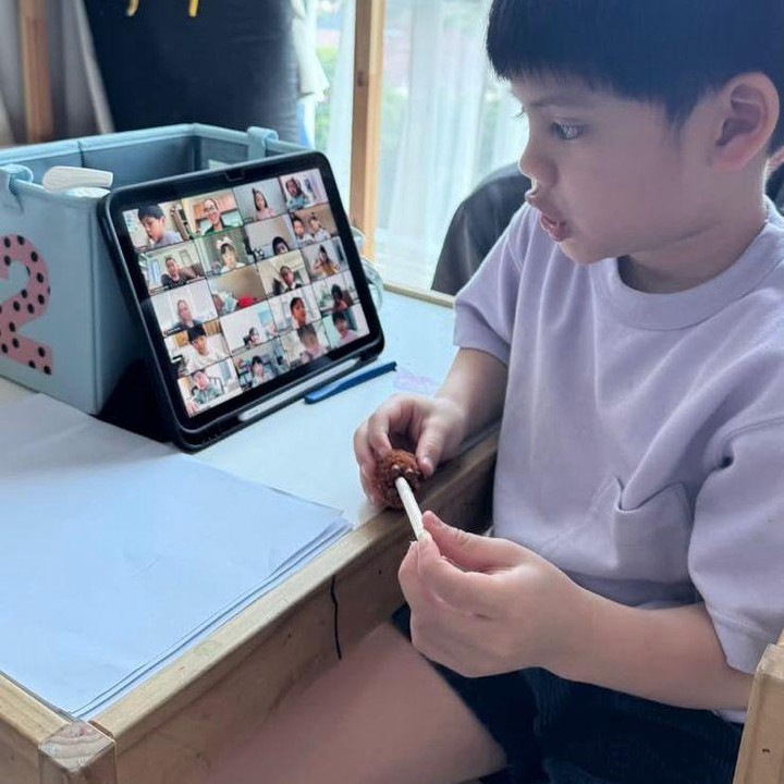 <p>Putra sulung dari pasangan Acha Sinaga dan Andy Ambarita, Lucas Ambarita, juga mengikuti PJJ, Bunda. Lucas pun tampak fokus banget nih dalam Zoom Meeting-nya. "Bagemana kabarnya bu ibu hari inii," tulis Acha lewat Instagram Story-nya. (Foto: Instagram @achasinaga)</p>