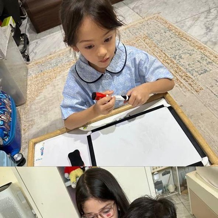 <p>Anak Yasmine Wildblood juga mengikuti PJJ hari pertama, Senin (1/9/2025). Yasmine mengunggah momen anak-anaknya saat sedang belajar online di rumah. Ketiga anaknya pun terlihat fokus dan antusias mengikuti pelajaran, Bunda. (Foto: Instagram @yaswildblood)</p>
