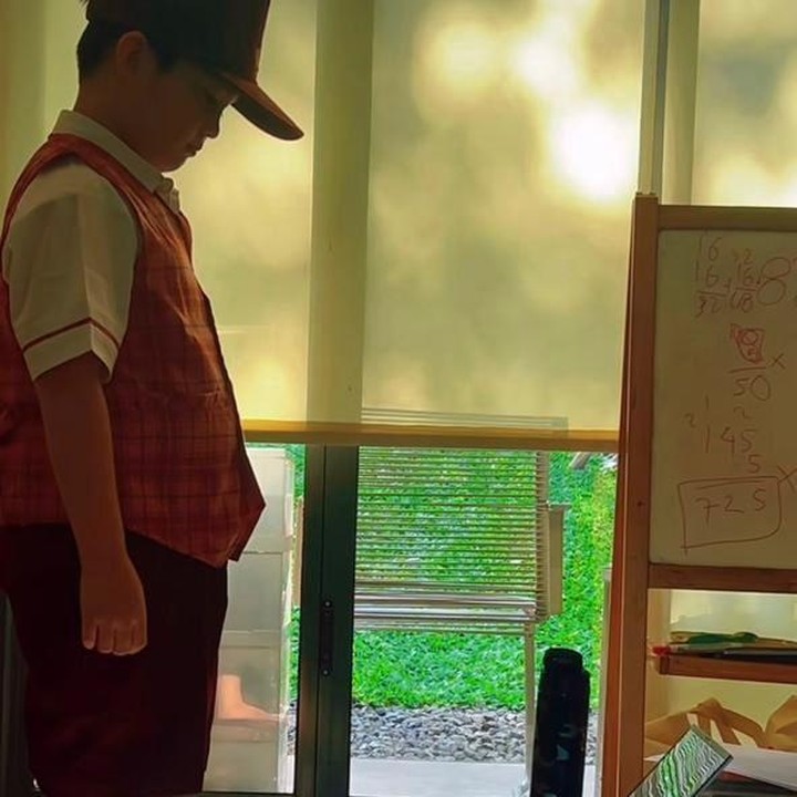 <p>Putra sulung Putri Titian dan Junior Liem, Theodore Iori Liem, juga tengah menjalani Pembelajaran Jarak Jauh (PJJ). Dengan seragam lengkapnya, ia tampak semangat berdiri mengikuti upacara secara <em>online</em>. "<em>@mykahiagoliem</em> ngerasain juga sekolah <em>vibes</em> PPKM," tulisnya. (Foto: Instagram @putrititian)</p>