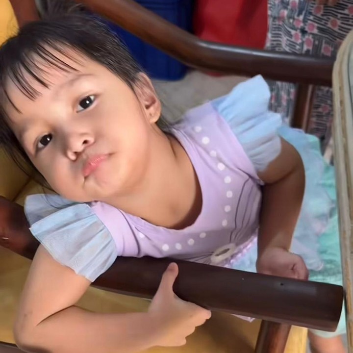 <p>Putri Tasya Kamila, Shafanina Wardhana Bachtiar terlihat enggan saat memulai Pembelajaran Jarak Jauh (PJJ). Dalam video yang dibagikan, Shanin sempat salah sangka tentang fungsi iPad yang diberikan oleh Bunda Tasya. "Ini sambil sekolah ya, bukan buat nonton ini," ujar Tasya. (Foto: Instagram @tasyakamila)</p>