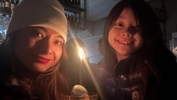 Jadi Single Mom, Ini 7 Potret Haru Acha Septriasa Rayakan Ultah Berdua Putri Semata Wayang