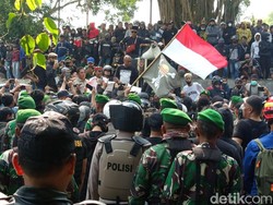 Demo di DPRD Temanggung Sempat Diwarnai Lemparan Botol-Tembakan Gas Air Mata