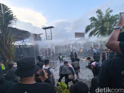 Demo Depan DPRD Kaltim Ricuh, Massa Dibubarkan Water Cannon-Gas Air Mata