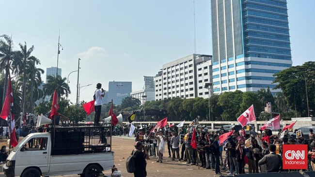 Mahasiswa Kembali Gelar Demonstrasi di Depan Gedung DPR Sekelompok mahasiswa menggelar aksi demonstrasi di depan Kompleks Parlemen, Jakarta, Senin (1/9).