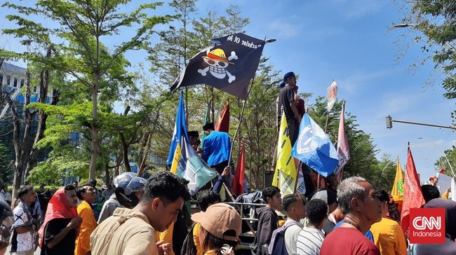 Ratusan mahasiswa di Kupang menggelar aksi dengan pengibaran bendera One Piece. Mereka menuntut tunjangan DPR dihapuskan seluruhnya.
