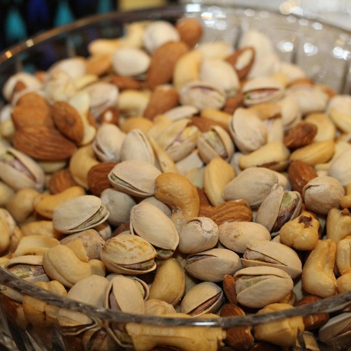 Beberapa jenis kacang-kacangan seperti almond dan mete dipercaya bagus untuk meredakan masalah jerawat pada kulit.