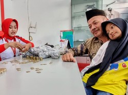 Ayah di Ponorogo Antar Anak Beli Motor Pakai Koin Tabungan Sejak TK