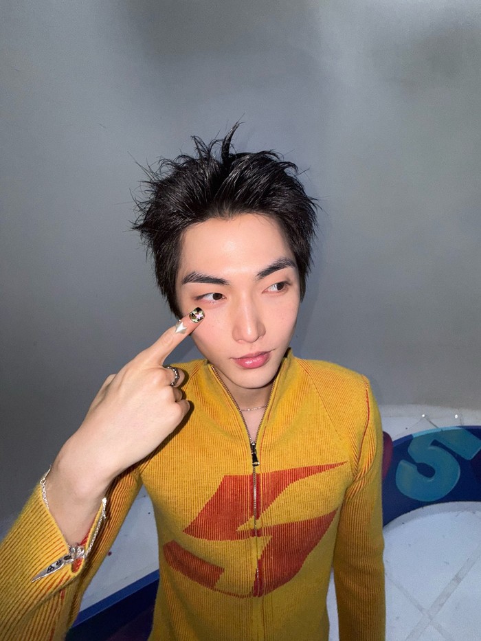 Biarpun begitu, XngHan yang dulu dikenal dengan nama panggung Seunghan itu masih berada di bawah naungan salah satu perusahaan hiburan terbesar di Korea Selatan tersebut dan kini aktif di bawah artist brand, ‘XngHan&Xoul’./ Foto: x.com/XngHan_official