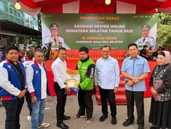 Bank Sumsel Babel Bareng Pemprov Bagikan Beras ke Driver Online