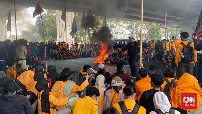 Lima orang ditangkap saat unjuk rasa di Polrestabes Makassar. Mereka berusaha membakar ban bekas. Situasi di Makassar dan Pangkep tetap kondusif.