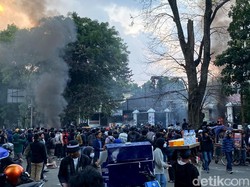 Demo di Depan DPRD Jabar Memanas, Massa Lempar Batu dan Molotov