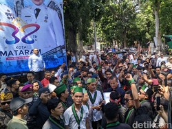 Mahasiswa Demonstrasi di Kantor Gubernur NTB, Iqbal Minta Tak Anarkistis