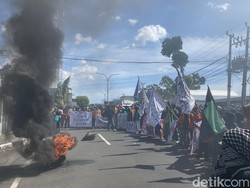 Mahasiswa Demo di Polres-DPRD Parepare Bubar Usai Ditemui Legislator