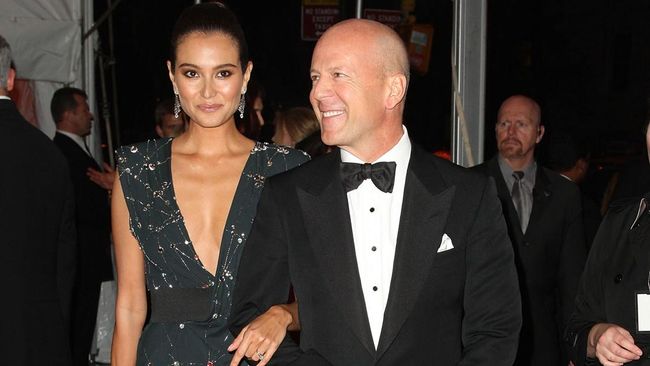 Istri Bruce Willis blak-blakan soal keputusan memindahkan sang suami yang alami demensia ke rumah perawatan khusus.