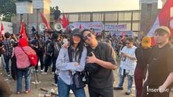 Ge Pamungkas Kompak Ditemani Istri Demo, Gemas Anggota DPR Nonaktif Masih Digaji Utuh