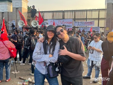 img-title Ge Pamungkas Kompak Ditemani Istri Demo, Gemas Anggota DPR Nonaktif Masih Digaji Utuh