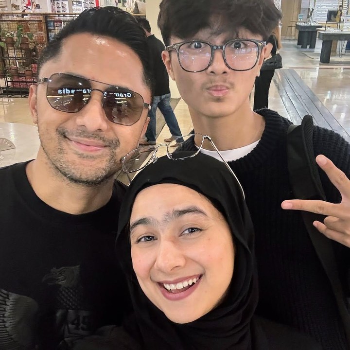 <p>Bintang Pratama Kurniawan adalah putra aktor Hengky Kurniawan dari pernikahan yang berakhir cerai dengan Christy Jusung. Setelah bercerai, Hengky menikah lagi dengan Sonya Fatmala dan dikaruniai dua anak. Meski orang tuanya telah bercerai, Bintang menjalin hubungan yang akrab dengan ayah dan ibu sambungnya. Pada perayaan ulang tahun Bintang beberapa waktu lalu, Sonya mem-posting foto sang putra dan menuliskan doa serta harapannya. "Selamat ulang tahun anak abege @bintangpratamakurniawan, bunda selalu doakan yang terbaik untuk ka Bintang, semoga Allah selalu melindungi setiap langkahmu ya.. <em>we love yo</em>," tulisnya. (Foto: Instagram @sonyafatmala)</p>