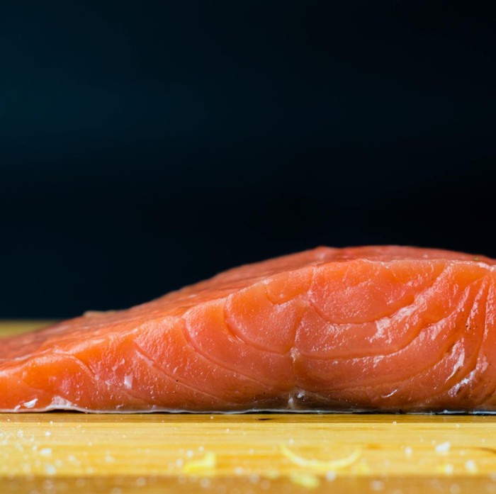 Salmon mengandung asam lemak yang dapat mengurangi peradangan dalam tubuh kita, sehingga dapat membantu mencegah timbulnya jerawat.